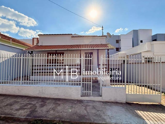 Casa 3 quartos e 2 banheiros, para alugar, no bairro Centro em Lavras