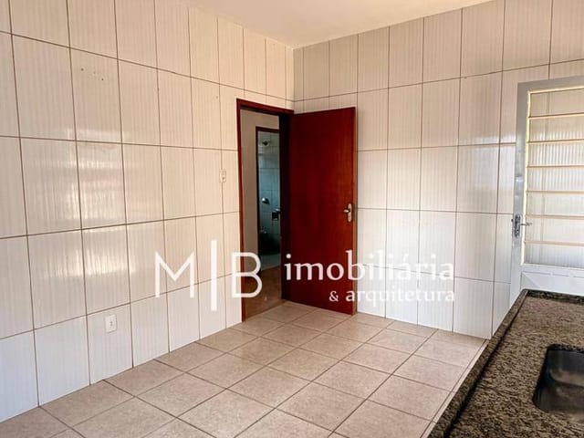 Casa 3 quartos e 2 banheiros, para alugar, no bairro Centro em Lavras
