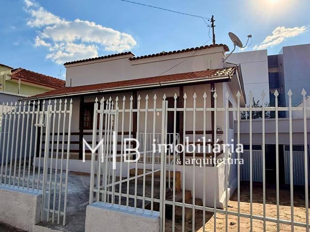 Casa 3 quartos e 2 banheiros, para alugar, no bairro Centro em Lavras