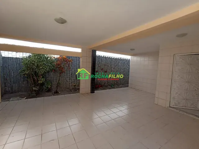 Casa com 300m² 6 quartos e 2 banheiros, à venda, no bairro Nossa Senhora das Graças em Teresina