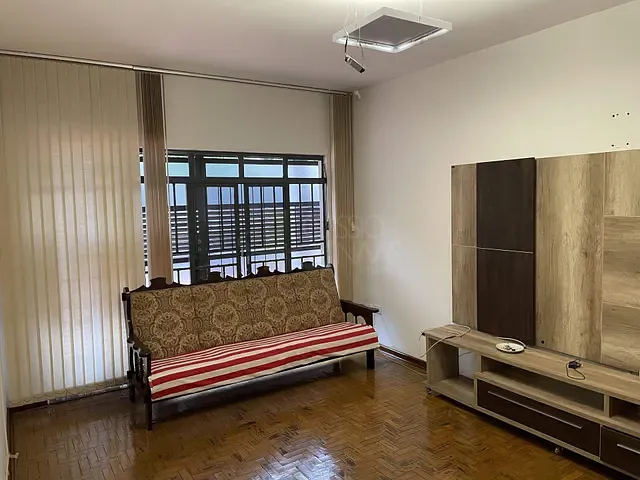 Casa com 600m² 6 quartos e 4 banheiros, à venda, no bairro Centro em Apucarana