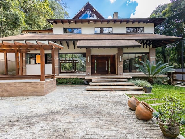 Casa com 2626m² 3 quartos e 6 banheiros, à venda, no bairro Cascatinha em Curitiba