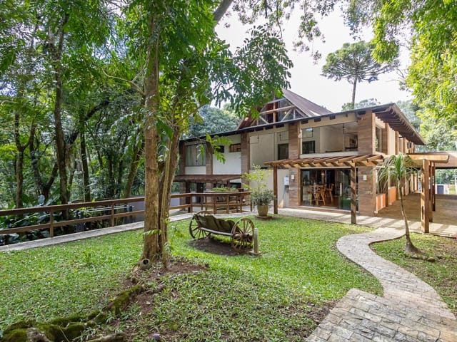 Casa com 2626m² 3 quartos e 6 banheiros, à venda, no bairro Cascatinha em Curitiba