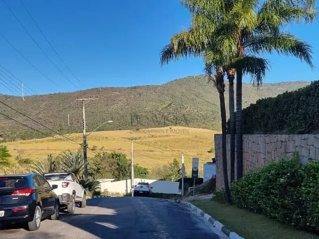 Casa com 1700m² 4 quartos e 4 banheiros, à venda, no bairro Vila Santista em Atibaia