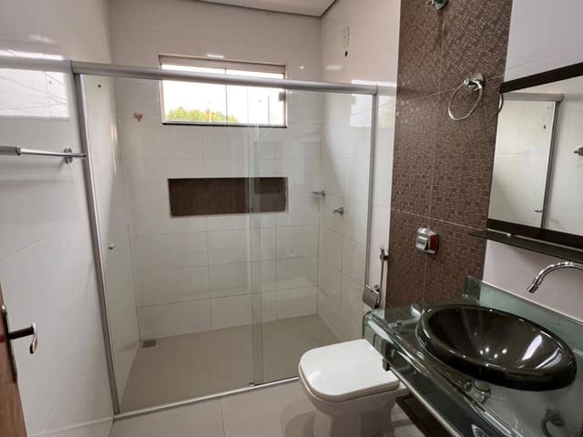 Casa com 250m² 3 quartos e 2 banheiros, à venda, no bairro Jardim Celeste em Sinop