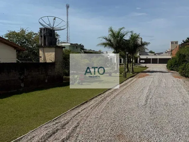 Casa 2 quartos e 2 banheiros, para alugar, no bairro Centro em Tijucas