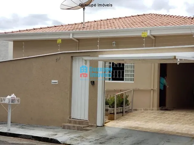 Casa com 150m², à venda, no bairro Parque do Convento em Guaxupé