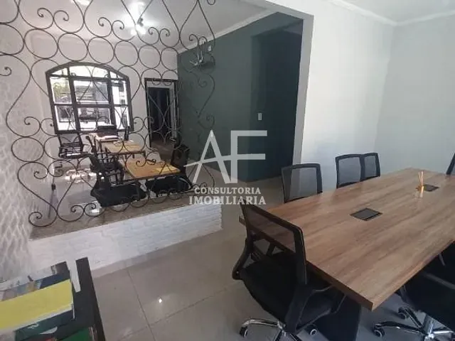 Casa com 300m² 3 quartos e 3 banheiros, para alugar, no bairro Centro em Taubaté