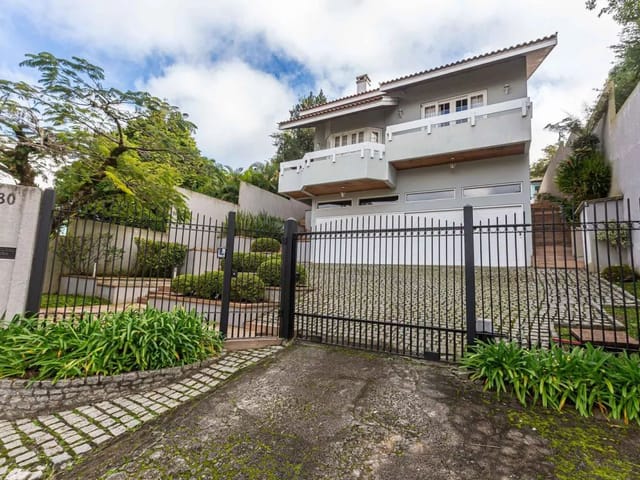 Casa com 735m² 4 quartos e 5 banheiros, à venda, no bairro Bom Retiro em Curitiba