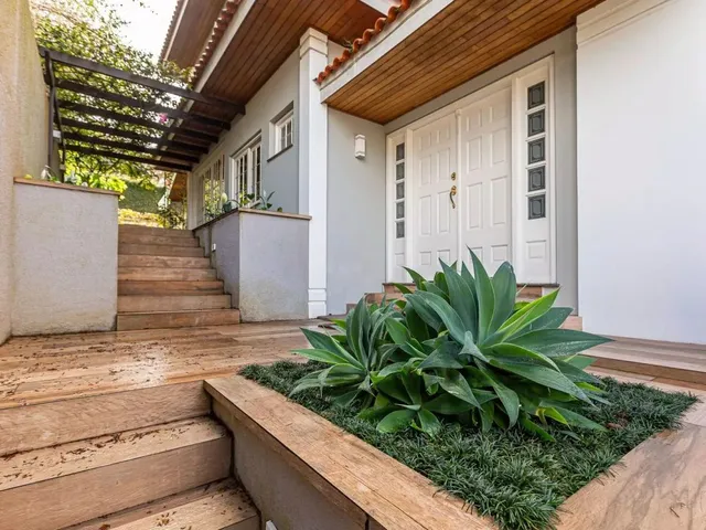 Casa com 735m² 4 quartos e 5 banheiros, à venda, no bairro Bom Retiro em Curitiba