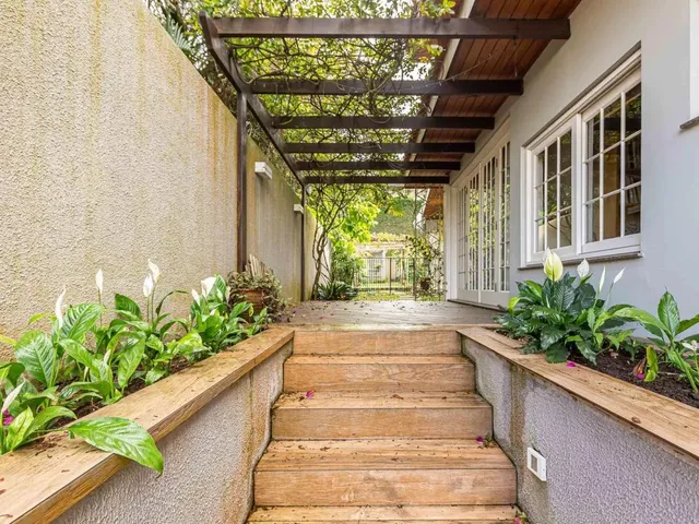 Casa com 735m² 4 quartos e 5 banheiros, à venda, no bairro Bom Retiro em Curitiba
