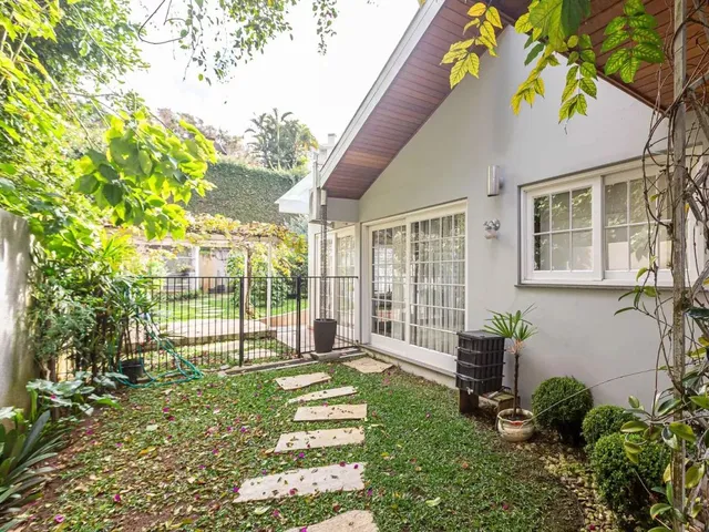 Casa com 735m² 4 quartos e 5 banheiros, à venda, no bairro Bom Retiro em Curitiba