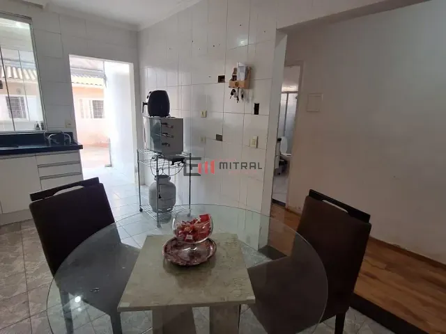 Casa 3 quartos e 2 banheiros, à venda, no bairro Vila Larsen 1 em Londrina