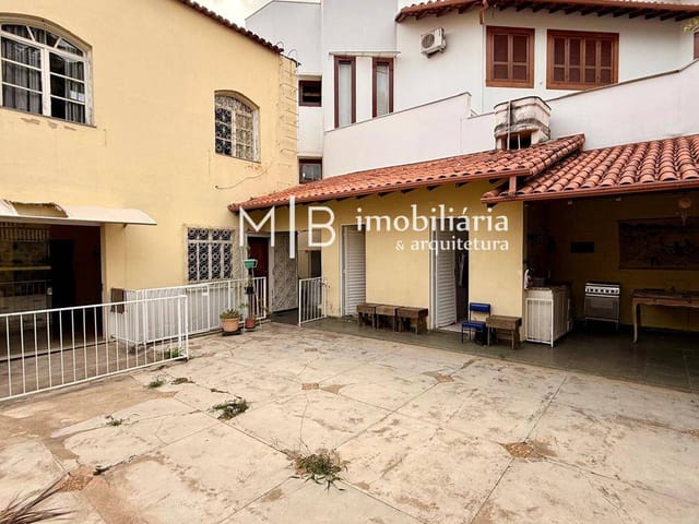 Casa 4 quartos e 3 banheiros, à venda ou para alugar, no bairro Centro em Lavras