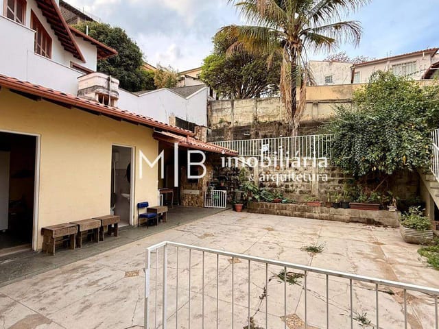 Casa 4 quartos e 3 banheiros, à venda ou para alugar, no bairro Centro em Lavras