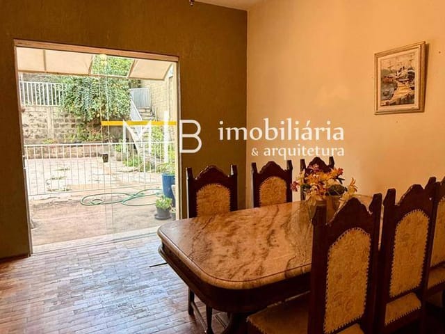 Casa 4 quartos e 3 banheiros, à venda ou para alugar, no bairro Centro em Lavras