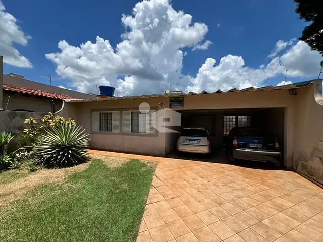 Casa com 317m², à venda, no bairro Centro em Rolândia