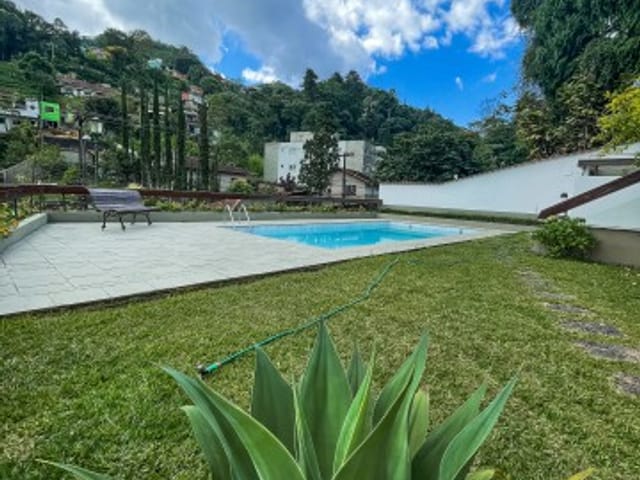 Casa com 946m² 4 quartos e 1 banheiro, à venda, no bairro Quitandinha em Petrópolis