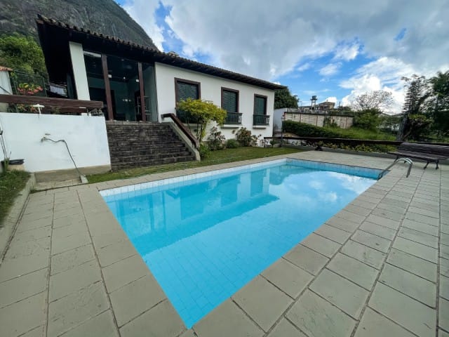 Casa com 946m² 4 quartos e 1 banheiro, à venda, no bairro Quitandinha em Petrópolis