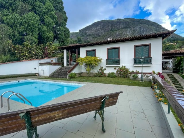Casa com 946m² 4 quartos e 1 banheiro, à venda, no bairro Quitandinha em Petrópolis