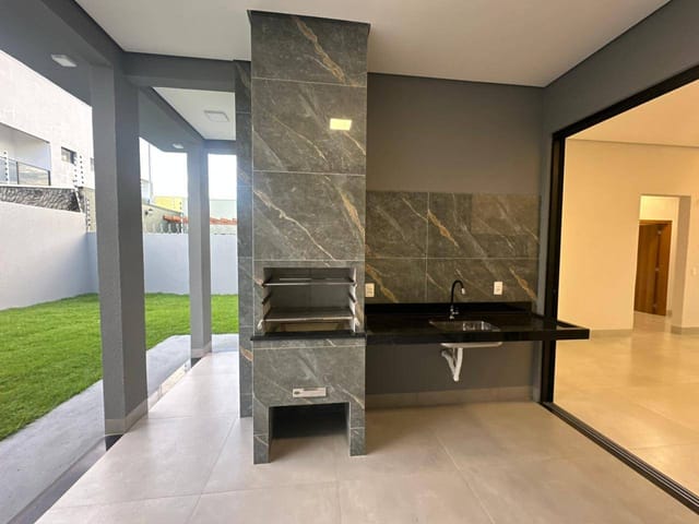 Casa com 300m² 3 quartos e 2 banheiros, à venda, no bairro Residencial Pienza em Sinop