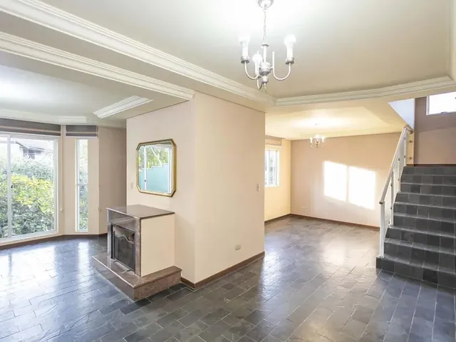 Casa com 600m² 3 quartos e 2 banheiros, à venda, no bairro Santo Inácio em Curitiba