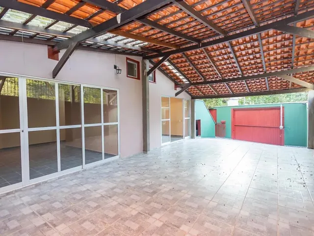 Casa com 600m² 3 quartos e 2 banheiros, à venda, no bairro Santo Inácio em Curitiba