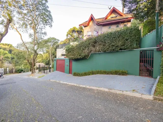 Casa com 600m² 3 quartos e 2 banheiros, à venda, no bairro Santo Inácio em Curitiba
