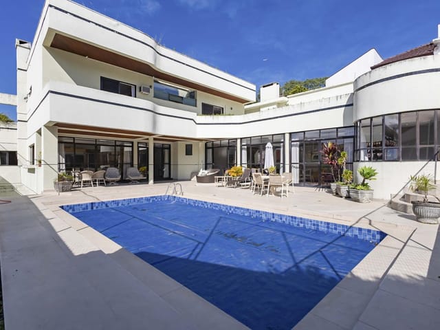 Casa com 883m² 5 quartos e 10 banheiros, à venda, no bairro Vista Alegre em Curitiba