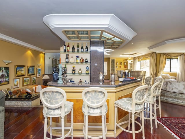 Casa com 883m² 5 quartos e 10 banheiros, à venda, no bairro Vista Alegre em Curitiba