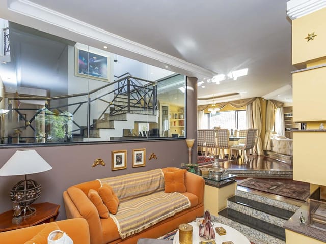 Casa com 883m² 5 quartos e 10 banheiros, à venda, no bairro Vista Alegre em Curitiba