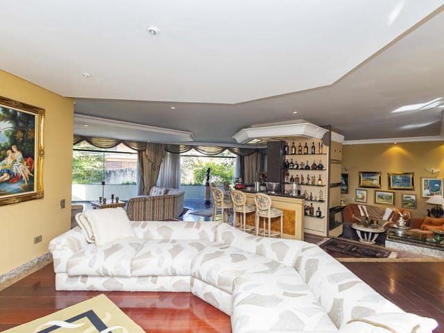 Casa com 883m² 5 quartos e 10 banheiros, à venda, no bairro Vista Alegre em Curitiba