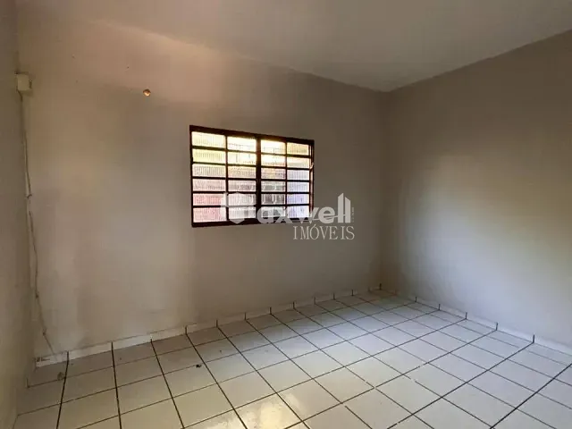 Casa 3 quartos e 1 banheiro, para alugar, no bairro Residencial Village Garavelo em Aparecida de Goiânia