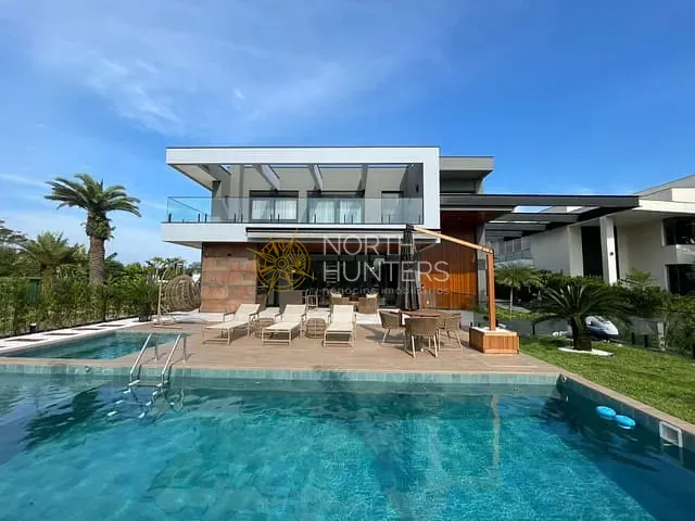 Casa com 845m² 4 quartos e 8 banheiros, à venda, no bairro Jurerê Internacional em Florianópolis