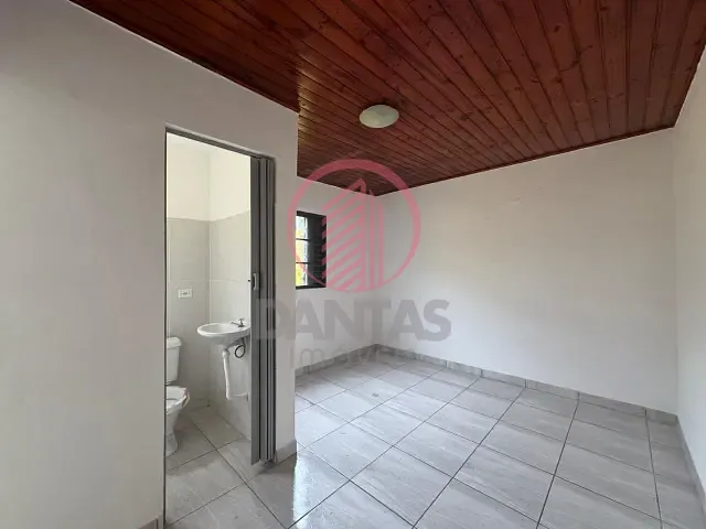 Casa com 30m² 1 quarto e 1 banheiro, para alugar, no bairro Pestana em Osasco