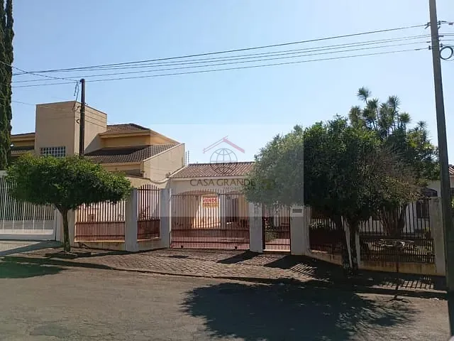 Casa com 825m² 3 quartos e 3 banheiros, à venda, no bairro Centro em Rolândia