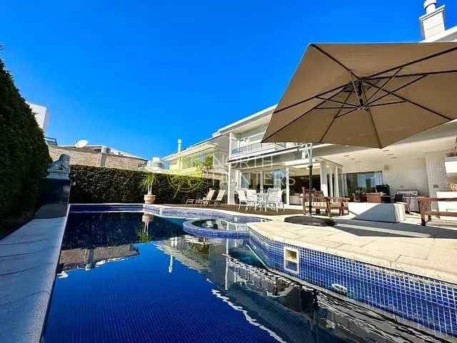 Casa com 450m² 4 quartos e 6 banheiros, à venda ou para alugar, no bairro Jurerê Internacional em Florianópolis