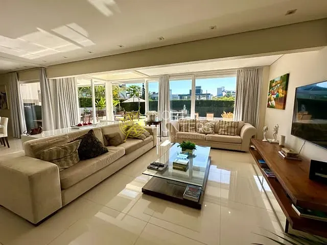 Casa com 450m² 4 quartos e 6 banheiros, à venda ou para alugar, no bairro Jurerê Internacional em Florianópolis