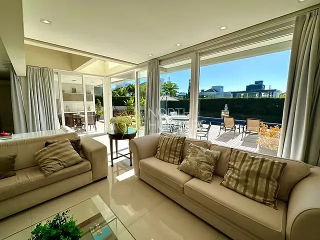 Casa com 450m² 4 quartos e 6 banheiros, à venda ou para alugar, no bairro Jurerê Internacional em Florianópolis