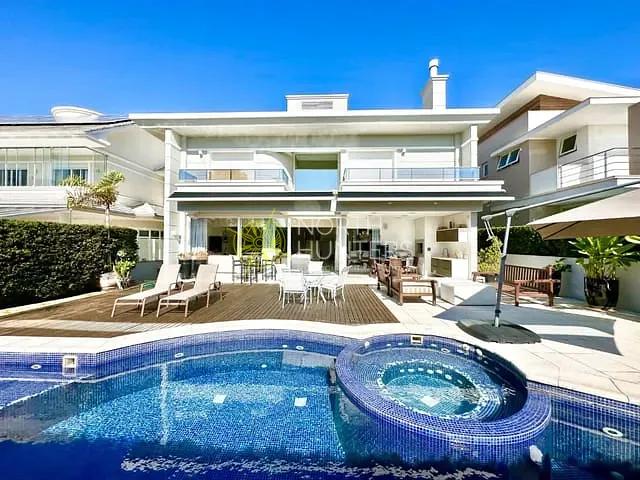 Casa com 450m² 4 quartos e 6 banheiros, à venda ou para alugar, no bairro Jurerê Internacional em Florianópolis