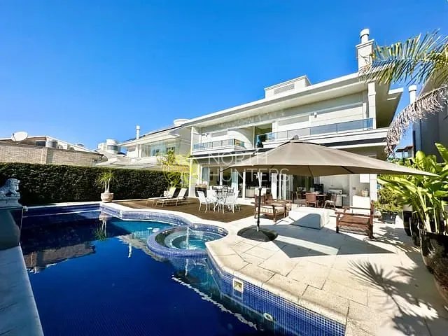 Casa com 450m² 4 quartos e 6 banheiros, à venda ou para alugar, no bairro Jurerê Internacional em Florianópolis