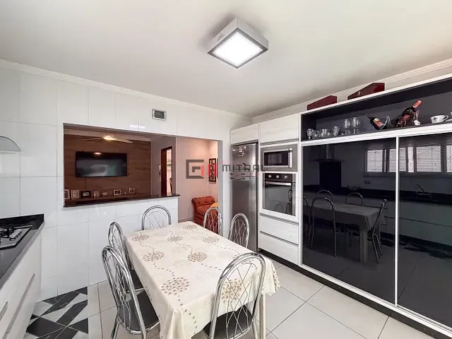 Casa 4 quartos e 2 banheiros, à venda, no bairro Champagnat em Londrina