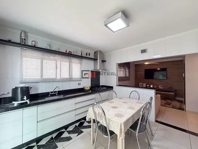 Casa 4 quartos e 2 banheiros, à venda, no bairro Champagnat em Londrina