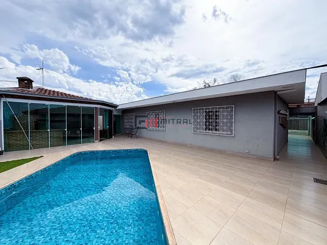 Casa 4 quartos e 2 banheiros, à venda, no bairro Champagnat em Londrina