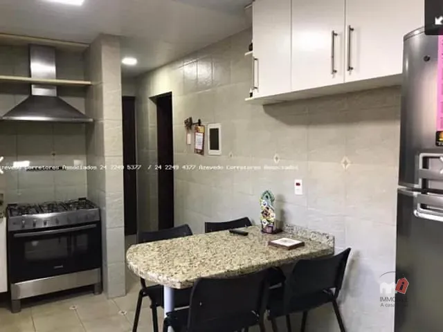 Casa com 480m², à venda, no bairro Bingen em Petrópolis