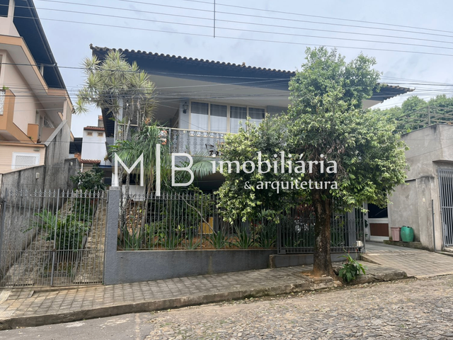 Casa 4 quartos e 4 banheiros, à venda, no bairro Independência em Cataguases