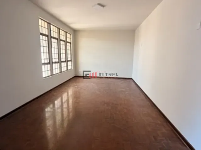 Casa com 350m² 3 quartos e 2 banheiros, para alugar, no bairro San Remo em Londrina