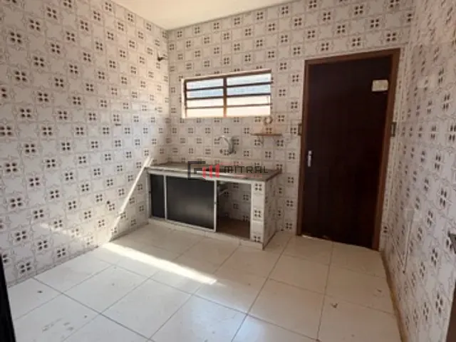 Casa com 350m² 3 quartos e 2 banheiros, para alugar, no bairro San Remo em Londrina
