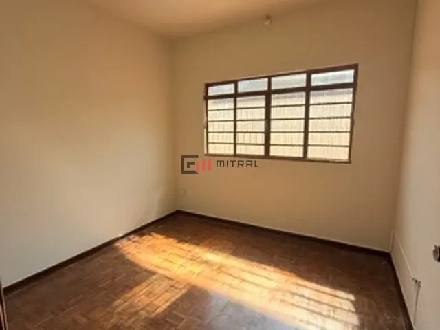 Casa com 350m² 3 quartos e 2 banheiros, para alugar, no bairro San Remo em Londrina