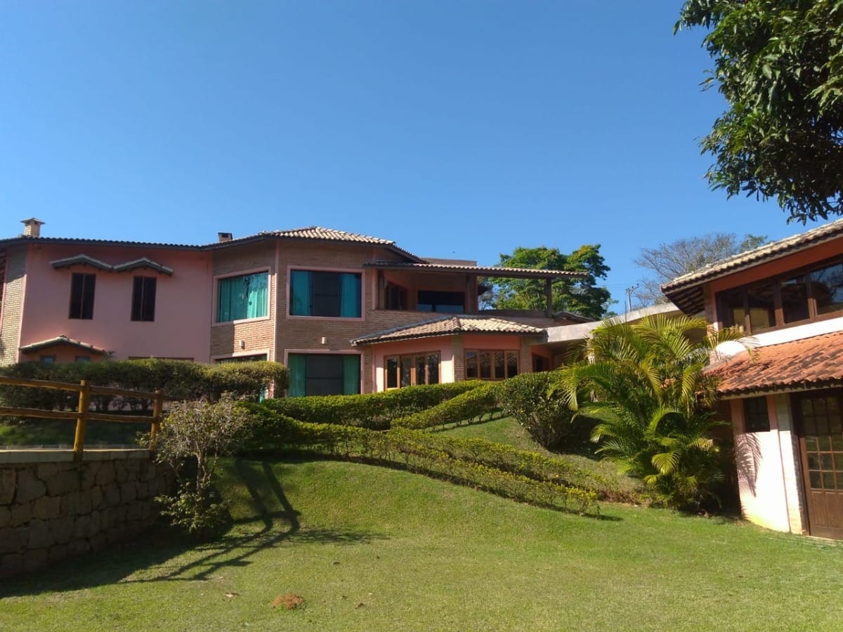 Casa em condomínio para venda com 4 quartos, sendo 4 suítes, 412m²